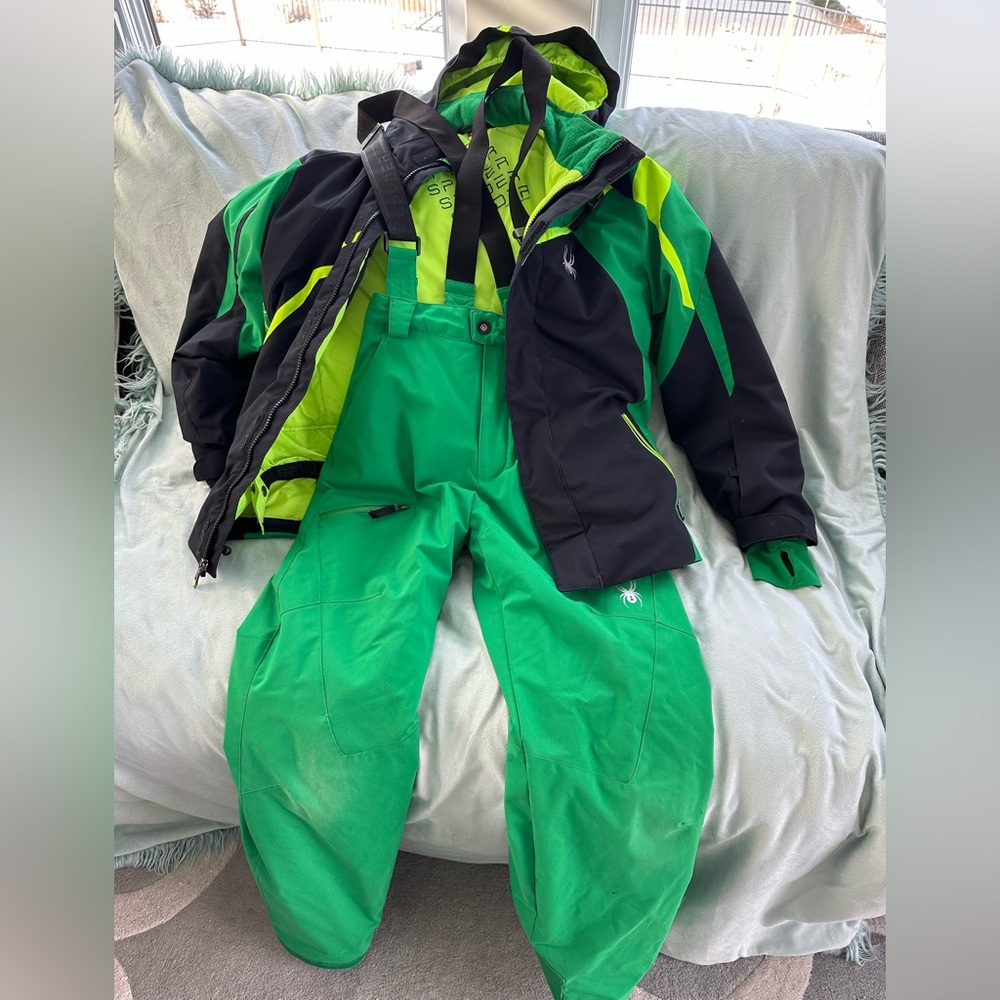 Boys Spyder Snowboard pants and coat!